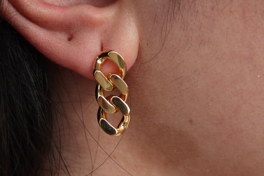 Lily
Threaded Chain Earrings, a contemporary and elegant accessory that effortlessly enhances your style. These earrings are designed to make a statement, featuring a unStainless SteelLily